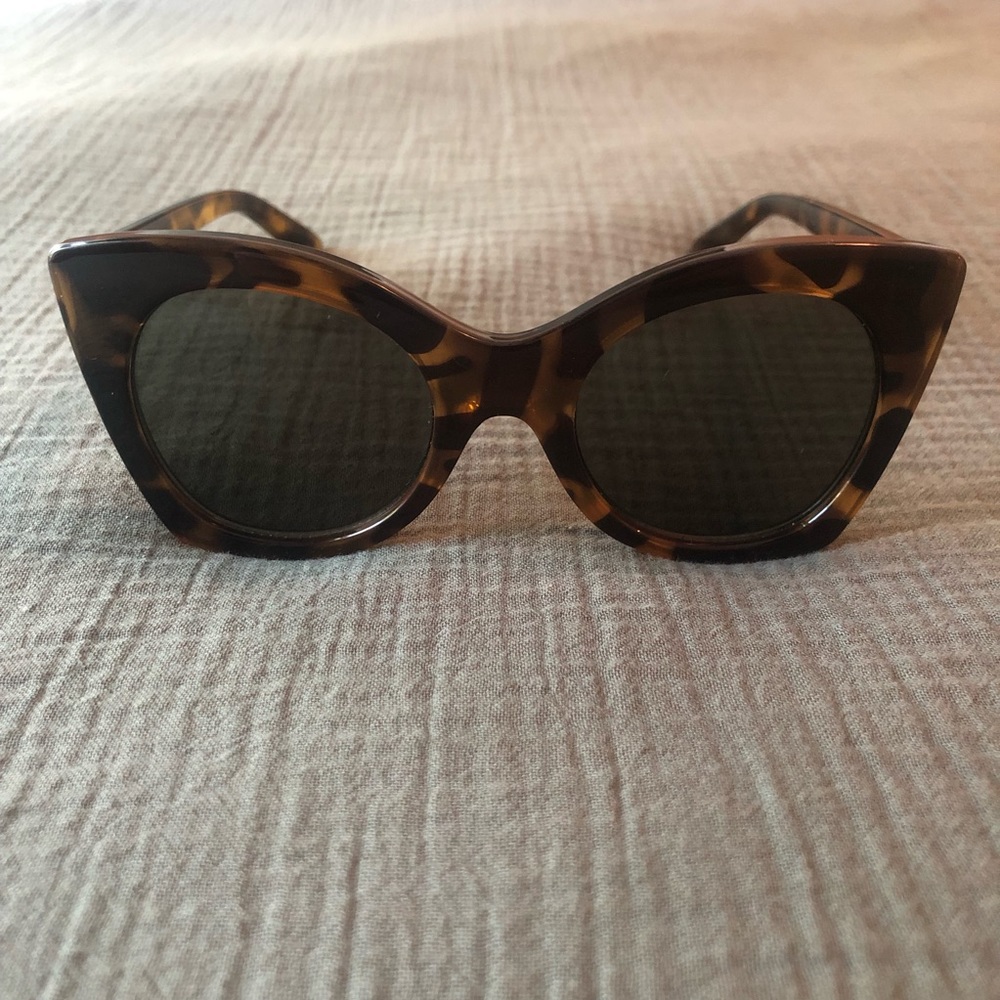 Le Specs Savanna cat eye tortoiseshell sunglasses. Lightly used, includes case.